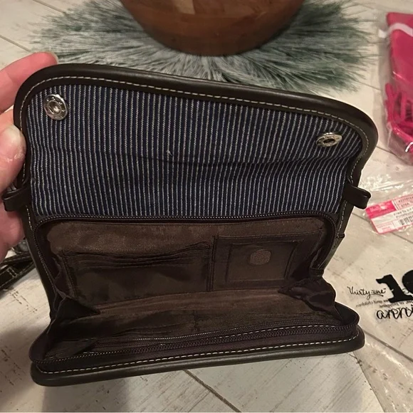 CLASSIC Thirty One wallet crossbody with brown leather trim and strap. - Picture 3 of 3